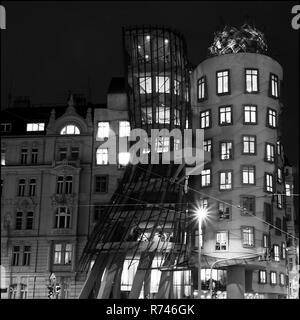 Modernes Gebäude in Prag bekannt als Tanzendes Haus (in der Tschechischen: Tančící dům) auch bekannt als Ginger und Fred, quadratischen Format, schwarz und weiß bei Nacht Stockfoto