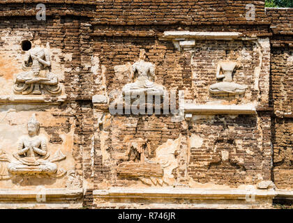 Stuck Reliefs auf der Fassade des Maha Chedi, Wat Chet Yot, Chiang Mai, Thailand Stockfoto