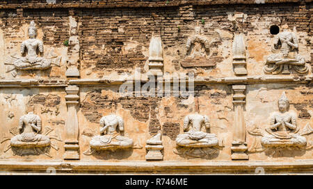 Stuck Reliefs auf der Fassade des Maha Chedi, Wat Chet Yot, Chiang Mai, Thailand Stockfoto