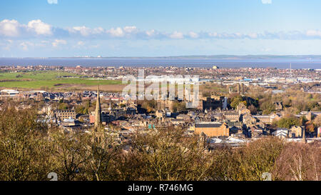 Lancaster, England, UK - 12. November 2017: Winter Sonne scheint auf das Stadtbild von Lancaster und Morecambe, einschließlich Lancaster Castle und Kathedrale, ein Stockfoto