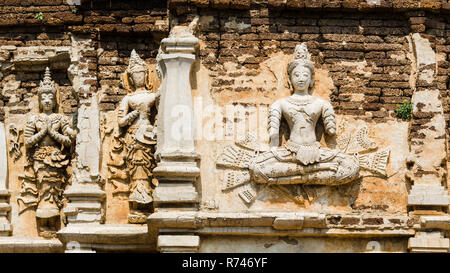 Stuck Reliefs auf der Fassade des Maha Chedi, Wat Chet Yot, Chiang Mai, Thailand Stockfoto