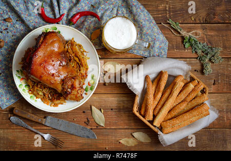 Eisbeinwith gedünstetem Rosenkohl: schweinekeule die Deutsche Weise getan Stockfoto