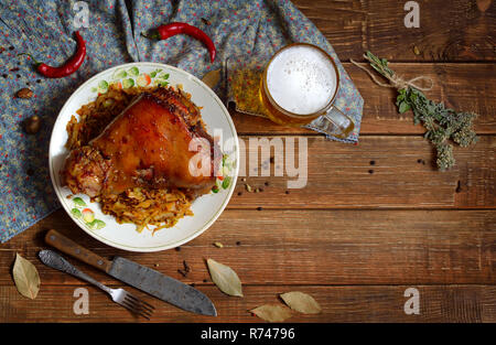 Eisbeinwith gedünstetem Rosenkohl: schweinekeule die Deutsche Weise getan Stockfoto