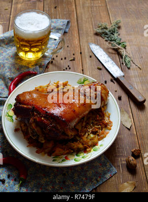 Eisbeinwith gedünstetem Rosenkohl: schweinekeule die Deutsche Weise getan Stockfoto