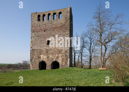 Hundisburg, Turmruine von Nordosten der Ehem. Kirche des Mitte des 15. Jhd. wüst gefallenen Dorfes NORDHUSEN Stockfoto