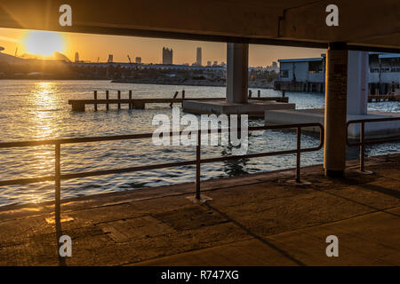 Skyline Sonnenuntergang Blick von der Promenade Kwun Tong, Hong Kong Stockfoto