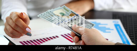 Männliche arm pay Bündel von hundert Dollar Rechnungen Stockfoto