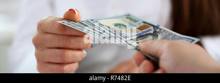 Männliche arm pay Bündel von hundert Dollar Rechnungen Stockfoto