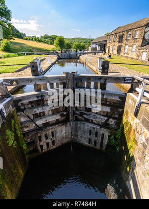 Leeds, England, UK - 30. Juni 2015: Die Treppe sperren und Lock Keeper Cottages im Dobson Schlösser an der Leeds and Liverpool Canal in Leeds/Bradf Stockfoto