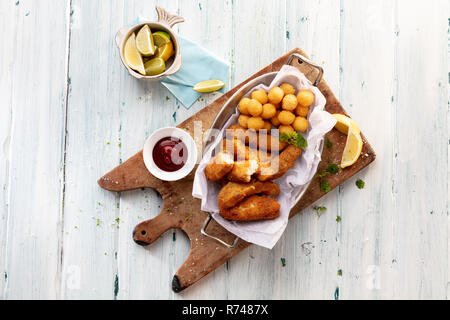 Käse Kroketten aus Kartoffeln und Kugeln auf Schneidebrett mit Tomatensauce, Stillleben, Ansicht von oben Stockfoto