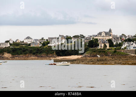 Roscoff, Frankreich. Blick auf die Altstadt von Carantec aus dem Meer Stockfoto