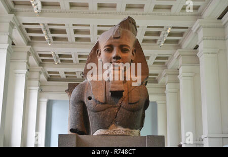 Statue eines Pharaos. Die ägyptische Galerie - eine ständige Ausstellung im British Museum, London, UK Stockfoto