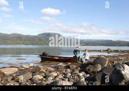 Reifer Mann, Seil, Sohn von Ruderboot, Aure, Mehr og Romsdal, Norwegen Stockfoto