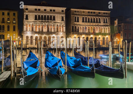 Gondeln am Canale grande Uferpromenade bei Nacht, Venedig, Venetien, Italien Stockfoto