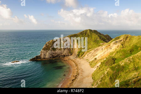 Morgen Sonne scheint auf Klippen und Strände bei Man O'War Bay in der Nähe von Durdle Door in Lulworth, Dorset, England's Jurassic Coast Weltkulturerbe. Stockfoto