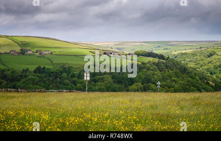 Landwirtschaftlich genutzten Feldern und Moorland oberhalb Heptonstall in der südlichen Pennines Hochland Region von England. Stockfoto