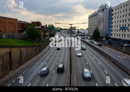 London, England, UK - 18. Juni 2017: Verkehr Geschwindigkeit entlang der A406 North Circular Road zwischen Ealing und Stonebridge im Nordwesten von London. Stockfoto