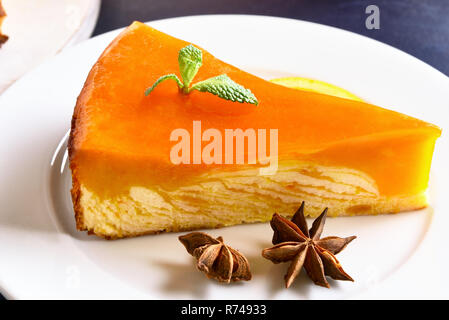 In der Nähe der Scheibe von Kürbis und Orange Torte. Traditionelle herbst Gericht. Gesunde Ernährung Dessert. Stockfoto