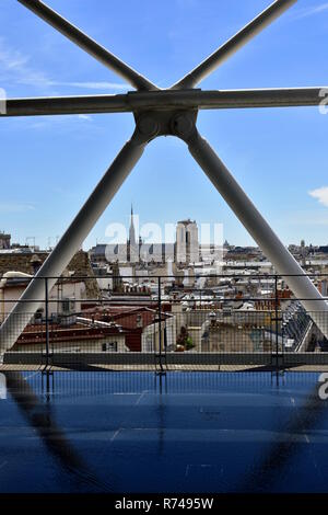 Kathedrale Notre-Dame de Paris vom Aussichtspunkt Centre Pompidou. Blick auf Spire, bekannt als La Fleche und Bleidächer aus Holz. Paris, Frankreich. 12. August 2018 Stockfoto