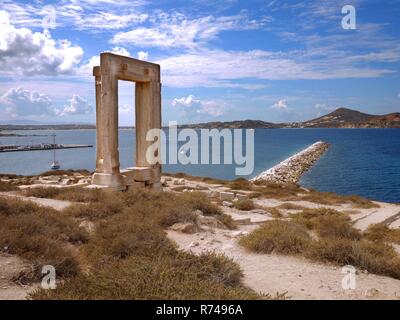 Portara oder Apollo Tempel auf Palatia Insel neben der Insel Naxos, Griechenland Stockfoto