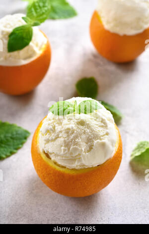 Obst orange Eis auf Stein. Kalten Sommer Nachtisch. Stockfoto