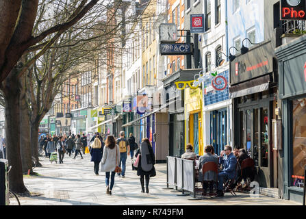 London, England, UK - 27. März 2017: Fußgänger und Käufer vorbei an traditionellen High Street auf der oberen Straße in Islington Engel,Londo Stockfoto