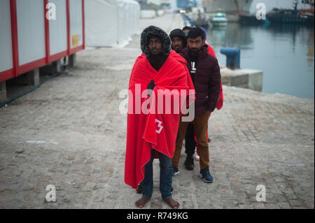 Migrantinnen und Migranten sind zu sehen, die in der Warteschlange zum Eingeben einer humanitären Notsituation Stall nach Ihrer Ankunft im Hafen von Malaga warten. Spaniens Maritime Rescue Service gerettet Über 148 Migranten an Bord Jollen auf der Alboran See, und brachte sie nach Malaga Hafen, von wo aus sie durch das Spanische Rote Kreuz unterstützt wurden. Stockfoto