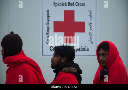 Migrantinnen und Migranten sind zu sehen, die in der Warteschlange zum Eingeben einer humanitären Notsituation Stall nach Ihrer Ankunft im Hafen von Malaga warten. Spaniens Maritime Rescue Service gerettet Über 148 Migranten an Bord Jollen auf der Alboran See, und brachte sie nach Malaga Hafen, von wo aus sie durch das Spanische Rote Kreuz unterstützt wurden. Stockfoto