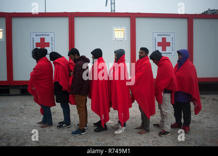 Migrantinnen und Migranten sind zu sehen, die in der Warteschlange zum Eingeben einer humanitären Notsituation Stall nach Ihrer Ankunft im Hafen von Malaga warten. Spaniens Maritime Rescue Service gerettet Über 148 Migranten an Bord Jollen auf der Alboran See, und brachte sie nach Malaga Hafen, von wo aus sie durch das Spanische Rote Kreuz unterstützt wurden. Stockfoto