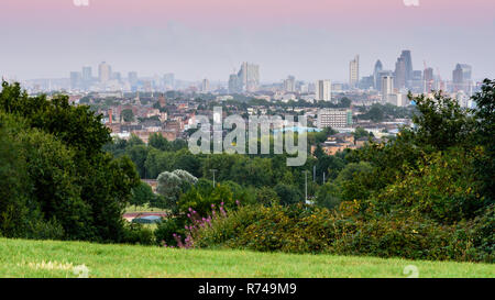 Bürogebäude Wolkenkratzer Cluster in der Londoner City und den Docklands Geschäftsviertel auf die Skyline von London als vom Parlament Hill gesehen, behin Stockfoto