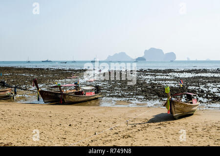 Longtail Boote am Strand bei Ebbe, Tonsai Beach, Thailand Stockfoto