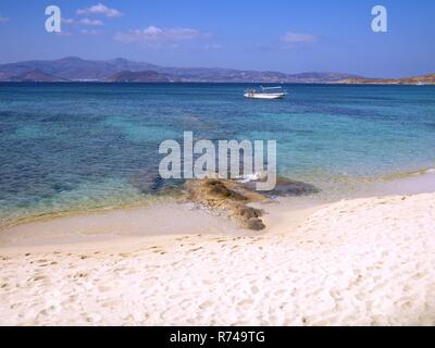 Sand am Strand und das türkisfarbene Meer Wasser auf der Insel Naxos in Griechenland Stockfoto