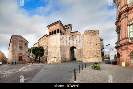 Perugia, Italien. Blick auf Etruskischen Bogen oder Augustus Tor (Arco Etrusco o di Augusto) - eines der Tore in der etruskischen Stadtmauer in den rechnerisch ermittelten Stockfoto