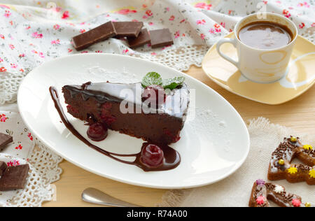 Double Chocolate Cherry Dump Kuchen und Kaffee Stockfoto