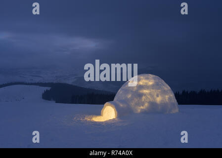 Nacht Landschaft. Schnee Iglu in die Berge. Extreme Gehäuse für Touristen Stockfoto