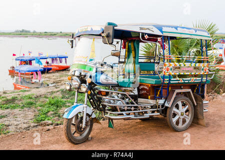 Bunte Hälfte Tuk-tuk/halbe songthaew Transport in der Nähe von Red Lotus Lake (Talay Bua Daeng), Kumphawapi, Udon Thani, Thailand Stockfoto