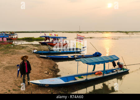 Thai Mann in der Nähe seines touristischen Boot am Ufer des Roten Lotus Lake (Talay Bua Daeng), Kumphawapi, Udon Thani, Thailand Stockfoto