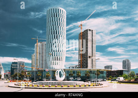 Batumi, Adscharien, Georgia. Öffentlichen Dienst Halle in Batumi, Adscharien, Georgia. Sonnigen Sommer Tag mit blauen Himmel über der Straße. Die städtische Architektur in Batumi. Stockfoto