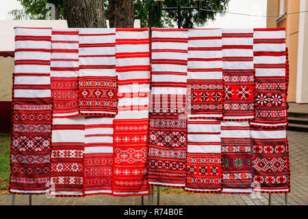 Bettwäsche Handtücher mit weißrussischen Ethnischen nationalen Völker Ornament an der Kleidung. Slawische traditionelle Muster Ornament Stickerei. Kultur von Belarus Stockfoto