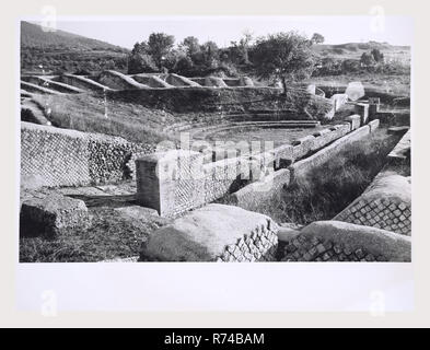 Umbrien Terni Carsulae Reste der antiken Stadt, das ist mein Italien, die italienische Land des Visual History, Antiquitäten Architektur, architektonische Fragmente der römischen Gemeinde der VI Augustean Bezirk zum Stamm der Crustumina Es war die zentrale Kreuzung der Via Flaminia im Vertrag von Narnia zu Vicus und Martis S. Maria in Pantano zugeschrieben. Erste habitated Kern entstand nach Öffnung der konsularischen Straße und wurde vergrößert und an Bedeutung, während das Imperium gewonnen, als in den Denkmälern angegeben ist. Ihre Plazierung offenbart eine organische und einheitlichen städtischen Plan. Stockfoto