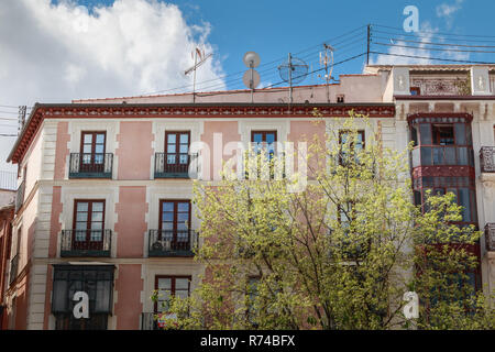 Toledo, Spanien - 28. April 2018: architektonische Detail der typischen Gebäude des zentralen Platzes der Stadt an einem Frühlingstag Stockfoto