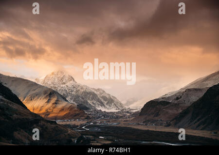 Mtskheta-Mtianeti Region, Georgia. Dörfer Pansheti, Arsha und Sioni bei Sonnenaufgang. Schönen georgischen Landschaft im frühen Winter. Stockfoto