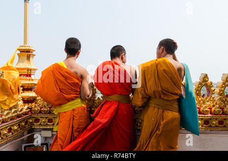 Drei buddhistische Mönche im Wat Nong Wang, Khon Kaen, Thailand Stockfoto