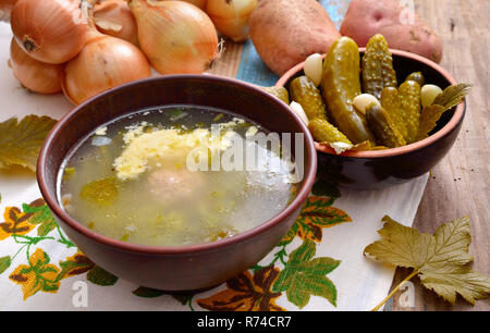 Suppe mit Essiggurken Stockfoto