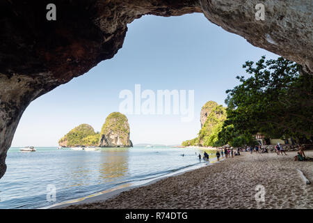 Anzeigen von Railay Beach von Phra Nang Prinzessin Höhle, Thailand Stockfoto