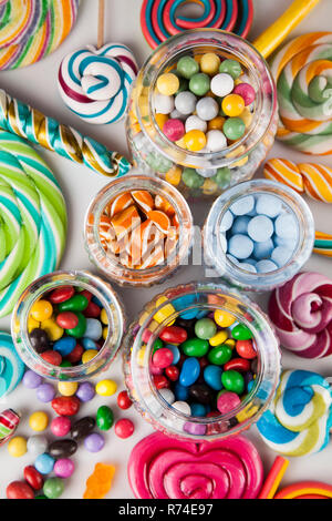 Bunte Bonbons in Gläsern auf dem Tisch auf Gummi Kugeln Stockfoto