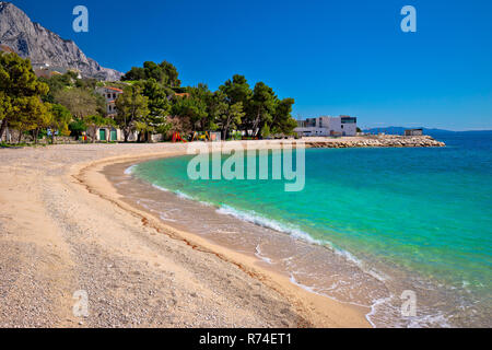 Emerald Beach in Brela unter dem Berg Biokovo Klippen anzeigen Stockfoto