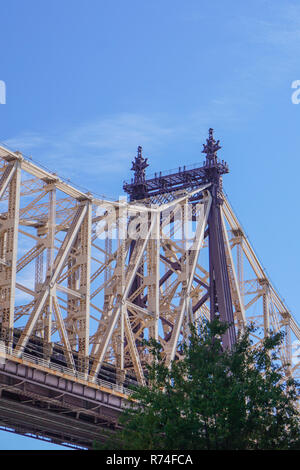 Roosevelt Island, New York, USA: Einer der Türme der Ed Koch Brücke, aka die Queensboro Bridge oder die 59th Street Bridge. Stockfoto