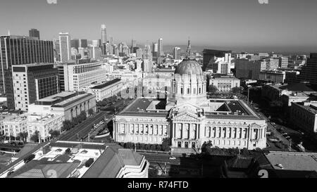 Altes Rathaus steht majestätisch in der städtischen Landschaft in der Innenstadt von San Francisco, CA Stockfoto