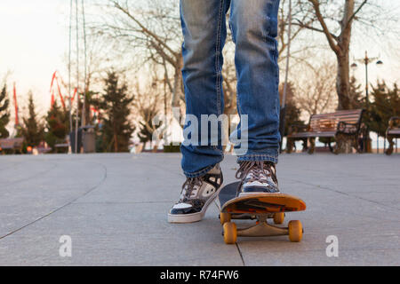 Junger Mann in Jeans skating Stockfoto